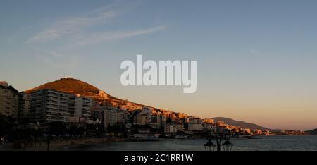 Tramonto Vista panoramica sulla città di Saranda e sulla baia del Mar Ionio, Albania Foto Stock