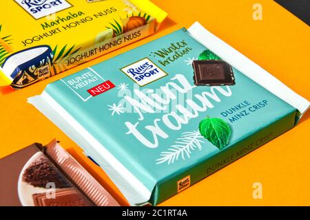 Zhytomyr, Ucraina 02 giugno 2020: Varietà di barrette di cioccolato Ritter Sport. Ritter Sport è stata fondata nel 1912 a Stoccarda-Bad Cannstatt, Germania Foto Stock