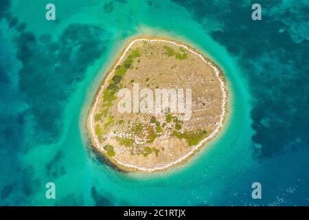 Mare Adriatico in Croazia, bella piccola isola solista di Ricul in mare turchese nell'arcipelago di Murter, vista aerea di dal drone Foto Stock