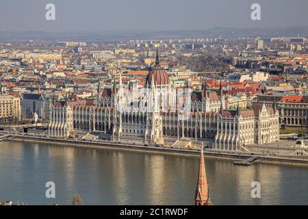 Una vista panoramica della città di Budapest in serata, l'edificio del parlamento ungherese e altri edifici lungo il Danubio, Hun Foto Stock
