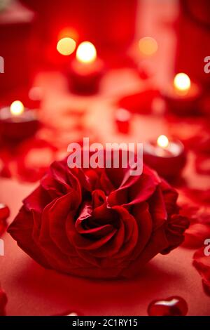 Il giorno di San Valentino romantico decorazione con rose, boxed doni, candele Foto Stock