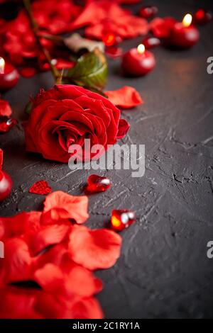 Red Rose, petali di fiori e candele, accessori di datazione, boxed doni, cuori, paillettes Foto Stock