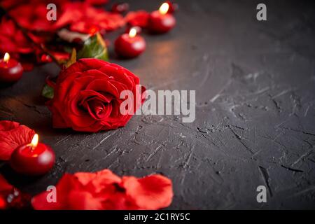 Red Rose, petali di fiori e candele, accessori di datazione, boxed doni, cuori, paillettes Foto Stock