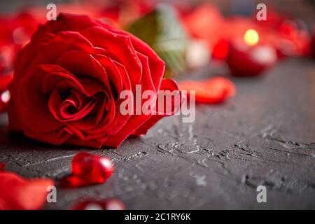 Red Rose, petali di fiori e candele, accessori di datazione, boxed doni, cuori, paillettes Foto Stock