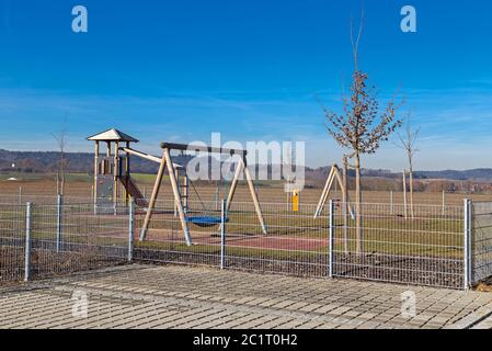 Parco giochi recintato accanto a un kindergarten Foto Stock