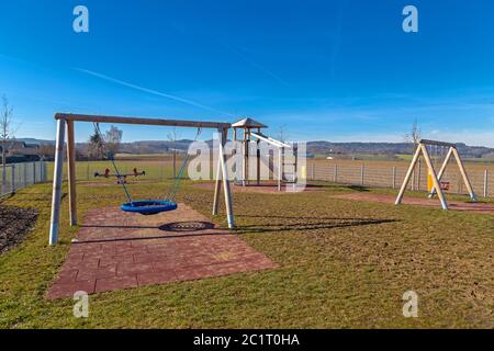 Parco giochi recintato accanto a un kindergarten Foto Stock