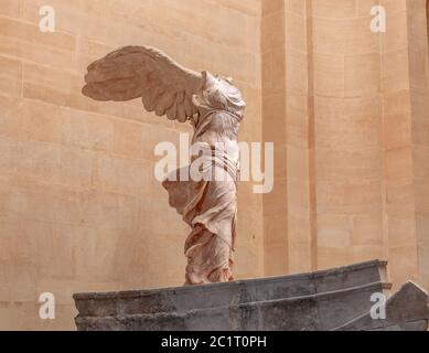 Parigi, Francia, 28 2017 marzo: Primo piano della Vittoria di Samotracia - Nike di Samotracia: Scultura in marmo della dea greca Foto Stock