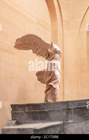 Parigi, Francia, 28 2017 marzo: Primo piano della Vittoria di Samotracia - Nike di Samotracia: Scultura in marmo della dea greca Foto Stock