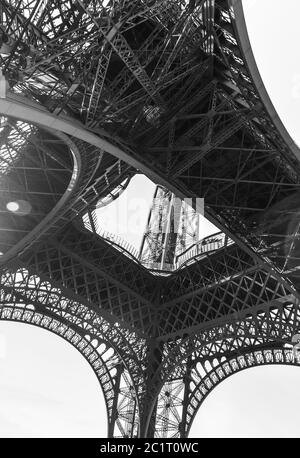 Una vista astratta dei dettagli della Torre Eiffel in bianco e nero, Parigi, Francia Foto Stock