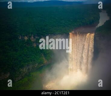 Kaieteur cascata, una delle cascate più alte del mondo, fiume potaro Guyana Foto Stock