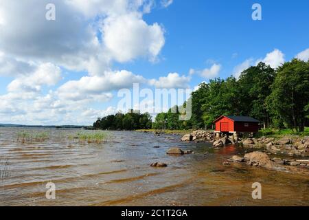 Lago con una boathouse in svezia in autunno Foto Stock