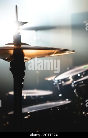 Primo piano tamburo in una stanza buia contro lo sfondo del riflettore. Sfondo atmosferico simbolo di musica rock o jazz dr Foto Stock