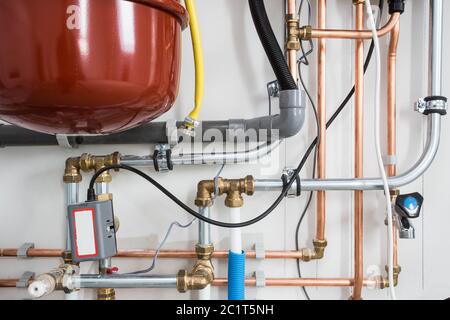 Installazione di impianti di riscaldamento per uso domestico, caldaia con pompa di calore nuovo Foto Stock