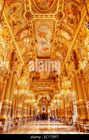 Parigi, Francia, marzo 31 2017: Vista interna dell'Opera National de Paris Garnier, Francia. Fu costruito dal 1861 al 1875 per t Foto Stock