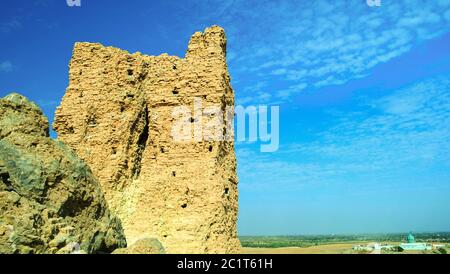 Paesaggio con la Moschea sul luogo della nascita del profeta Abramo e Ziggurat Birs Nimrud, la montagna di Borsippa in Iraq Foto Stock
