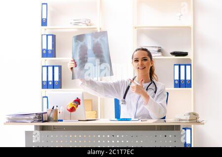 Giovani donne medico radiologo udienza presso la clinica Foto Stock