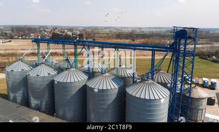 Drone Shot di un grande impianto agricolo silo in Europa. Foto Stock