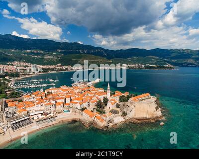 Città vecchia di Budva, foto aerea da un drone Foto Stock