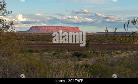ampia vista del monte conner nel territorio settentrionale dell'australia al tramonto Foto Stock