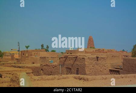 Vista aerea esterna alla Grande moschea di Agadez in Niger Foto Stock
