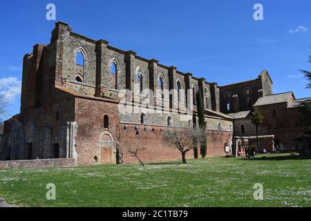 Abbazia di San Galgano a Chiusdino - all'interno dell'abbazia si trova la famosa e leggendaria Spada nella pietra di Re Artù Foto Stock