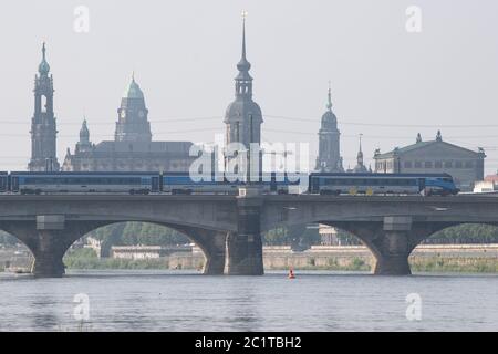 Dresda, Germania. 16 Giugno 2020. Un cosiddetto "Railjet", un treno a lunga percorrenza in collaborazione con le Ferrovie ceche (CD) e le Ferrovie federali austriache (ÖBB), attraversa un ponte sullo sfondo della città vecchia. Il nuovo treno collega Berlino e Dresda con Praga, Vienna e Graz. Credit: Fahnt/dpa-Zentralbild/ZB/dpa/Alamy Live News Foto Stock