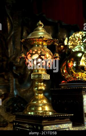 Gild lampada in un tempio buddista, Vietnam Foto Stock