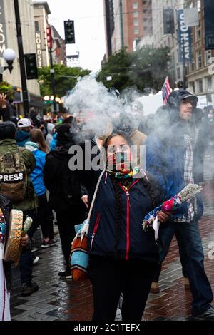 Le proteste di George Floyd sono una serie di proteste e disordini in corso contro presunte brutalità della polizia e razzismo nelle forze di polizia. Foto Stock