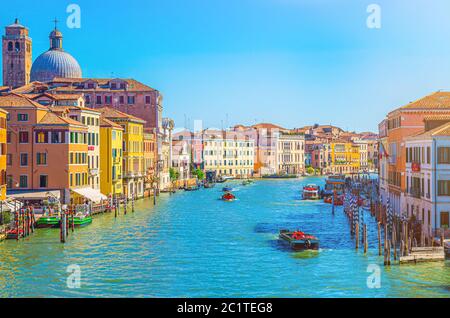 Venezia con il canale del Canal Grande. Barche, yacht, vaporetti attraccati e vela Canal Grande. Edifici architettonici veneziani, sfondo blu cielo chiaro in estate, Regione Veneto, Italia Foto Stock