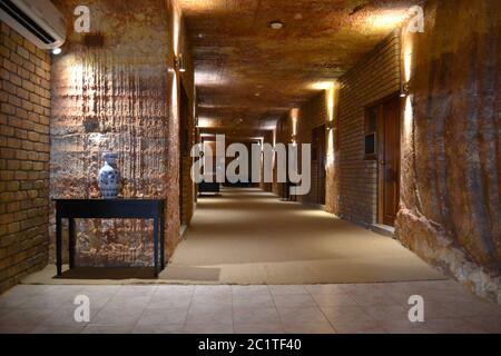 Passaggio interno o hall del corridoio in un hotel sotterraneo di Coober Pedy nell'entroterra australiano Foto Stock