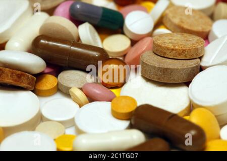 Pillole e capsule colorate assortite da vicino Foto Stock