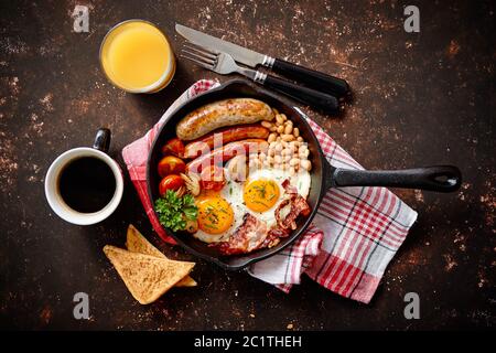 La deliziosa prima colazione inglese in ferro padella di cottura Foto Stock