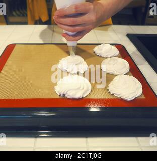 Il processo di cottura della torta di Pavlova Foto Stock