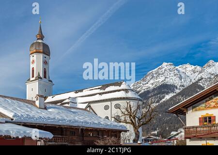 Saint Martin chiesa parrocchiale di fronte Kramer montagna in inverno, Garmisch Partenkirchen Foto Stock