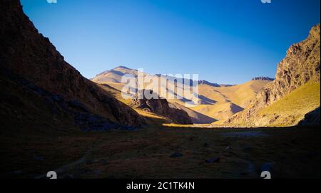 Vista tramonto al fiume Tash-Rabat e valle nella provincia di Naryn, Kirghizistan Foto Stock