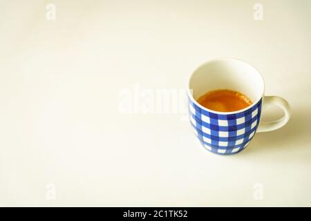 Una tazza di caffè con strisce blu Foto Stock