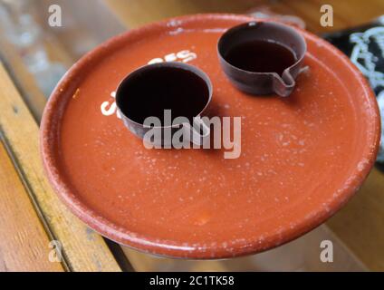 Bevanda tradizionale Obidos dessert Ginja aka Ginjinha nelle tazze di cioccolato, Obidos, Portogallo Foto Stock