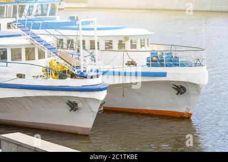 Un paio di navi di fiume sulla banchina al molo Foto Stock