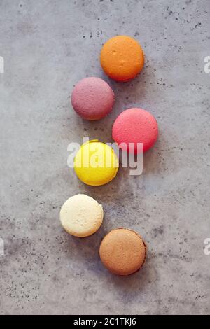 Stack di macaron francesi colorati su uno sfondo scuro rustico Foto Stock