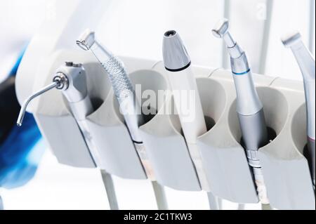 Primo piano di strumenti professionali nell'ufficio del dentista sul supporto. Tasto alto. Concetto di stamotologia Foto Stock
