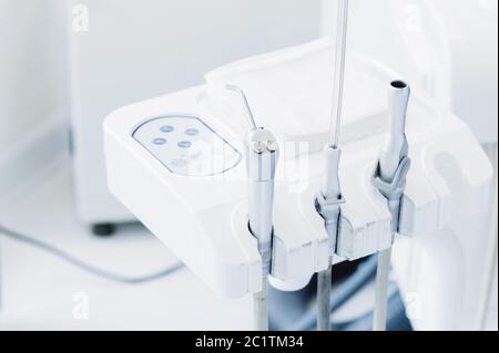 Primo piano di strumenti professionali nell'ufficio del dentista sul supporto. Tasto alto. Concetto di stamotologia Foto Stock
