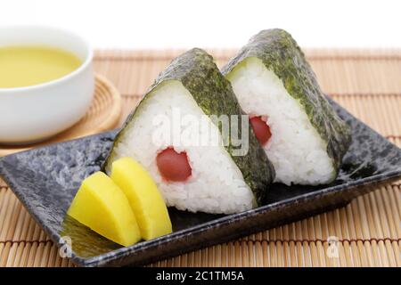 Onigiri, il cibo Giapponese, Giapponese palla di riso, riso triangolo con nori e umeboshi Foto Stock