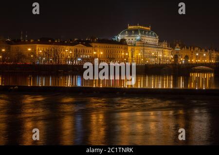 Vista notturna da Kampa al Teatro Nazionale di Praga Foto Stock