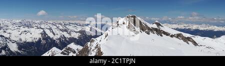 Foto panoramica del Kitzsteinhorn alto 3029 m sulle cime del parco nazionale Hohe Tauern in Austria Foto Stock