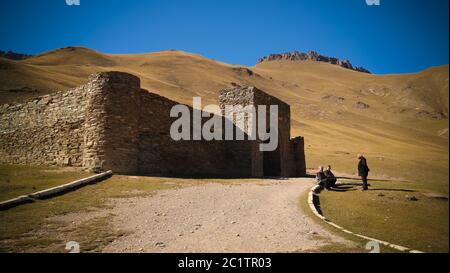 Tash Rabat caravanserai di Tian Shan montagna in provincia di Naryn, Kirghizistan Foto Stock