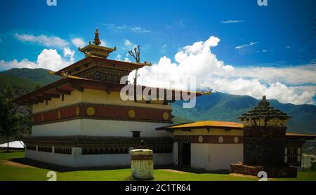 Valle di Lobesa con monastero Chimi Lhakhang in Bhutan Foto Stock