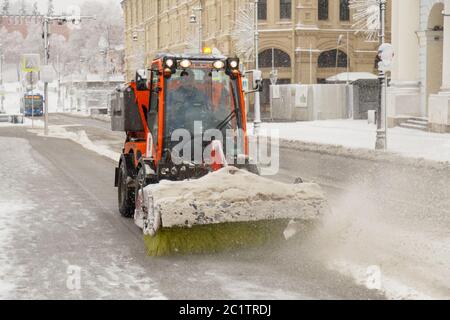 MOSCA, RUSSIA - FEBBRAIO 13,2019: Spazzaneve pulisce la neve dalla strada della città Foto Stock