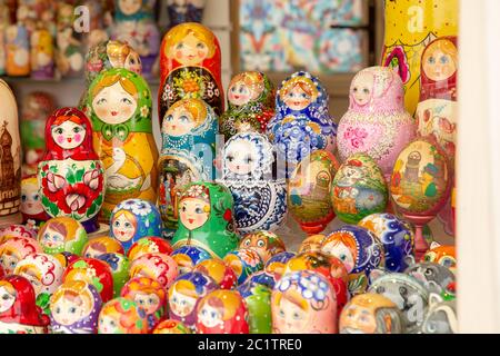 MOSCA, RUSSIA - FEBBRAIO 13,2019: Ampia selezione di souvenir russi matryoshkas presso il negozio di articoli da regalo. Le bambole nidificanti sono le più Foto Stock