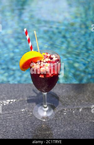 Rinfrescante sangria di frutta classica presso la piscina Foto Stock