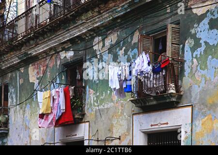Lavanderia appesa ad asciugare sul balcone a l'Avana Foto Stock